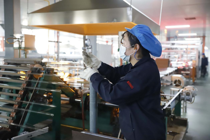 沧州四星光热玻璃有限公司生产车间的工人正在测量玻璃管的壁厚。 沧州高新区供图