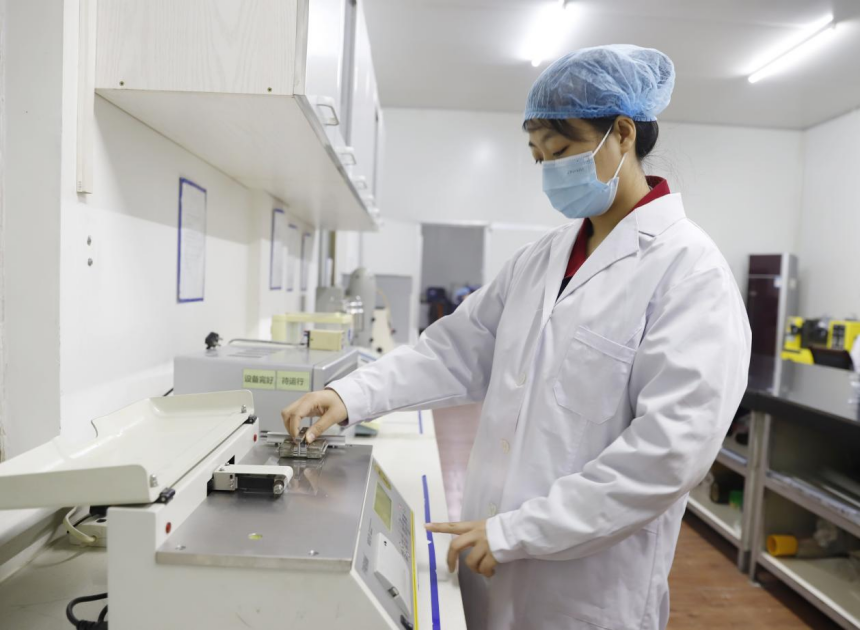 金达科技股份有限公司检验室内，安检员正在对样品进行质量检验。 沧州高新区供图