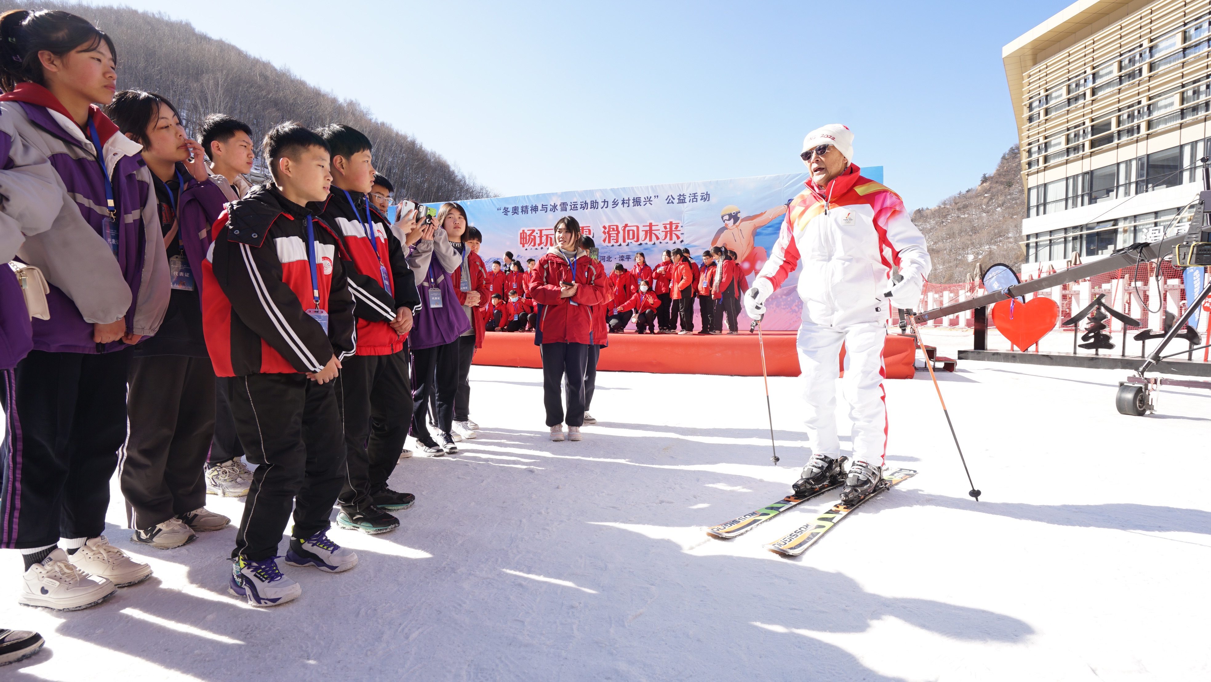 中國首位滑雪全國冠軍單兆鑒（右）與學生們互動。 梁志青攝