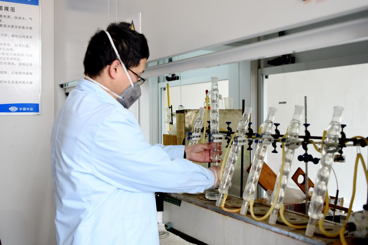 河北国蓬建材有限公司研发室技术人员正在进行聚羧酸外加剂用聚醚检测实验。 孙世伟摄