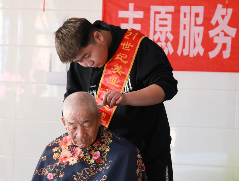 易县志愿者在为养老院的老人义务理发。 马原摄