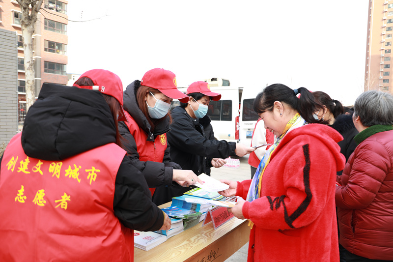 易县东关社区学雷锋志愿服务现场，居民咨询法律法规相关内容。 马原摄