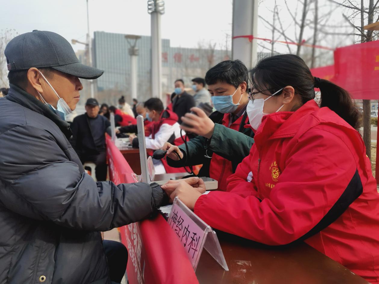 志愿者为市民开展义诊服务。 王丽勤摄