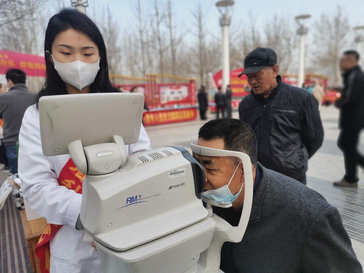 志愿者为市民开展义诊志愿服务。 王丽勤摄