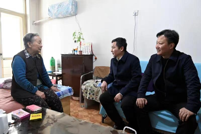 河北省自然资源厅部分党支部走访慰问社区困难家庭。 贾彬摄