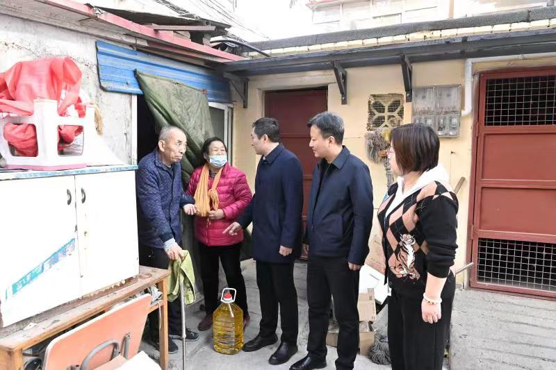 河北省自然资源厅部分党支部走访慰问社区困难家庭。 贾彬摄
