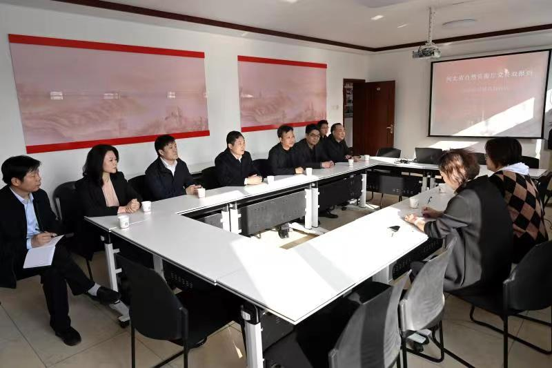 河北省自然资源厅部分党支部走访慰问社区困难家庭。 贾彬摄