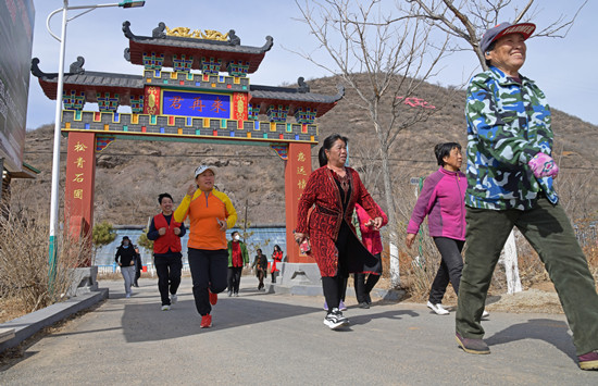 滦平县下营子村村民参加健步走活动。孟瑶摄