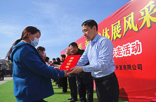 人民日报社驻下营子村第一书记左松涛（右一）为“美丽庭院”获得者颁奖。王海琦摄