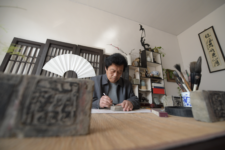 庞国祯在工作室创作杂技肖形印。 刘天奇摄