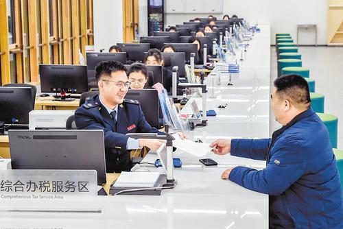 雄安新区着力打造“雄安服务”品牌，全力保障企业注册登记，健全“绿色通道”、容缺受理等制度。这是雄安政务服务中心的工作人员在服务办事群众。（本报资料片）河北日报记者 赵 杰摄