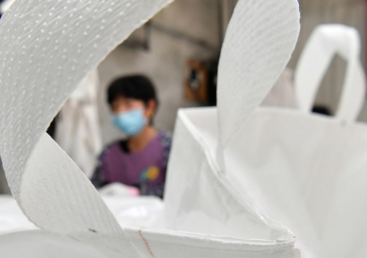 工人在海兴县一家吨袋加工厂车间工作。 苑立伟摄