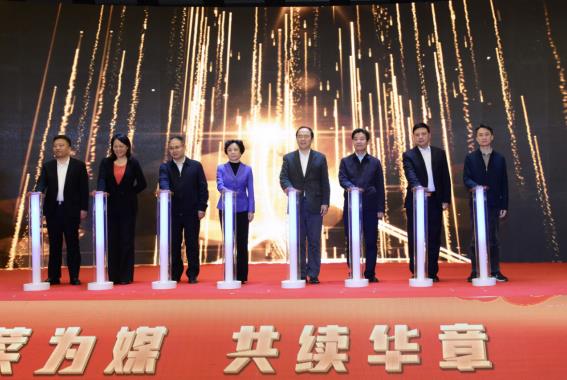活动按下启动键。 时爱民摄