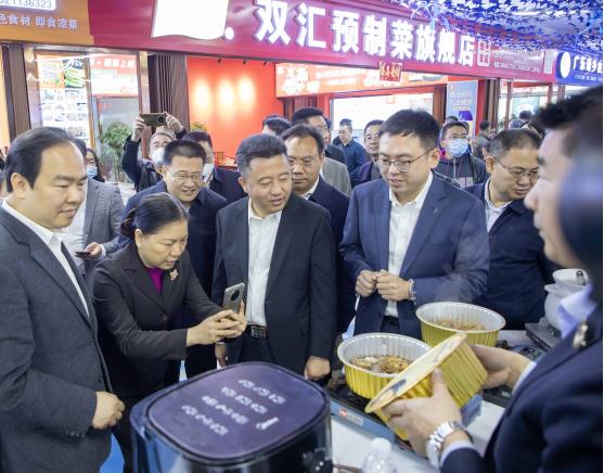 与会人员到首衡智慧冷链物流园预制菜展示中心参观。 张智军摄