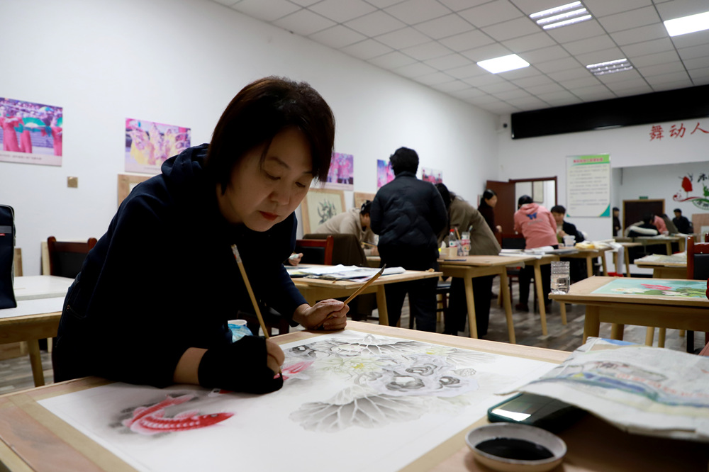 孟村文化馆公益课工笔画学员在作画。 杨洋摄