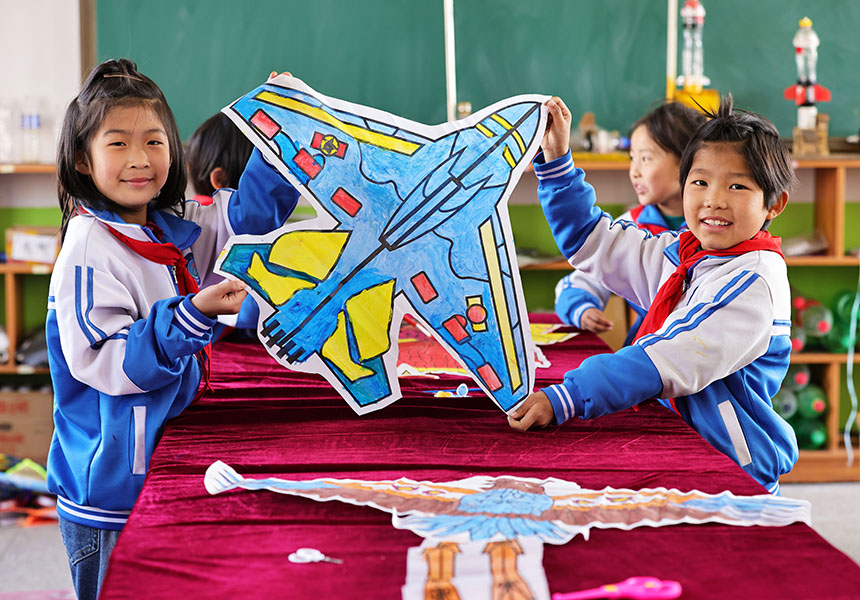 河北省廣宗縣鹽場小學學生在展示彩繪好的“飛機”風箏。 王壘攝