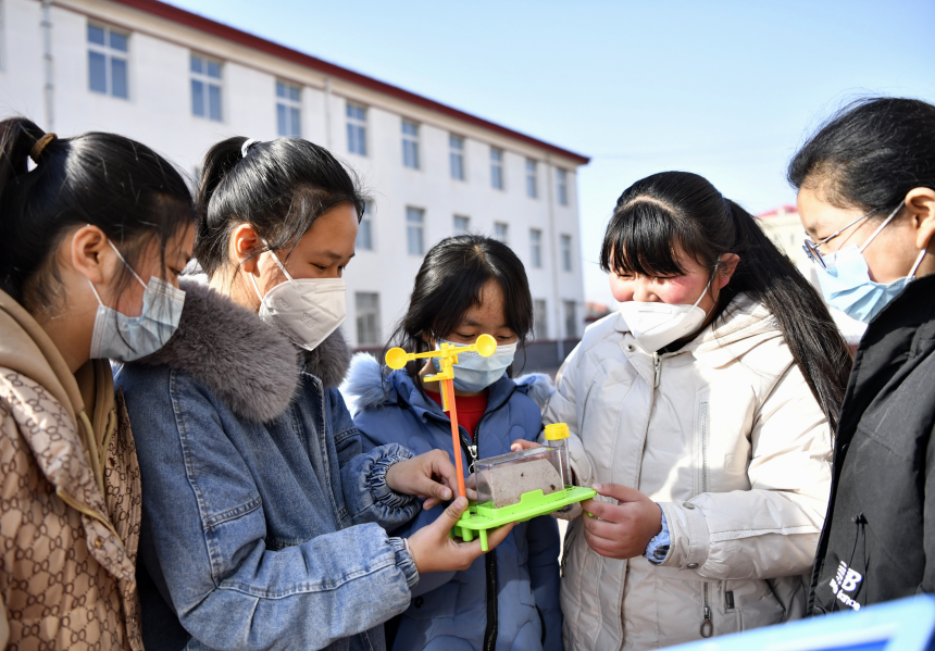 在迁安市丁官营初级中学，孩子们在市外观看气象模型。 梁玉水摄