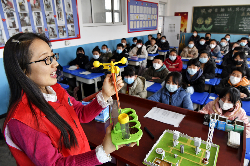 在迁安市丁官营初级中学的课堂上，气象科普讲解员为孩子们讲解气象模型。 梁玉水摄
