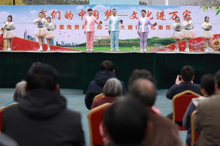 文艺工作者在河北省邢台市内丘县神头村文化广场表演。 刘继东摄