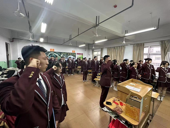 石家庄市第十二中学组织高二学子举行“成人礼”活动。 刘广峰摄