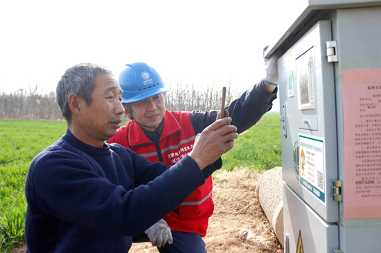 石家庄市栾城区北十里铺村民通过“扫码用电”进行灌溉。 卞策摄
