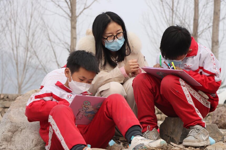 卢龙县秀各庄小学学生们在青龙河畔描绘“母亲河”样貌。 徐鹏远摄