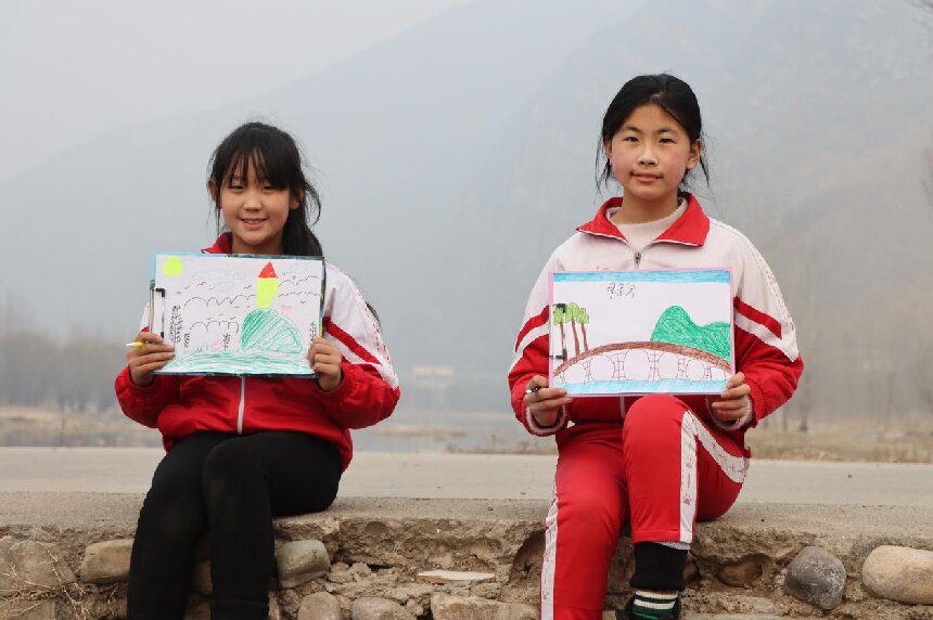 卢龙县秀各庄小学学生们在青龙河畔描绘“母亲河”样貌。 徐鹏远摄