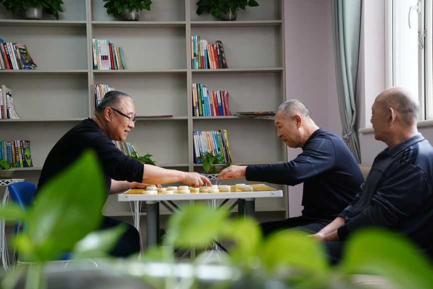 白沟新城京南康养中心的老人们在一起下象棋。 孙浩龙摄