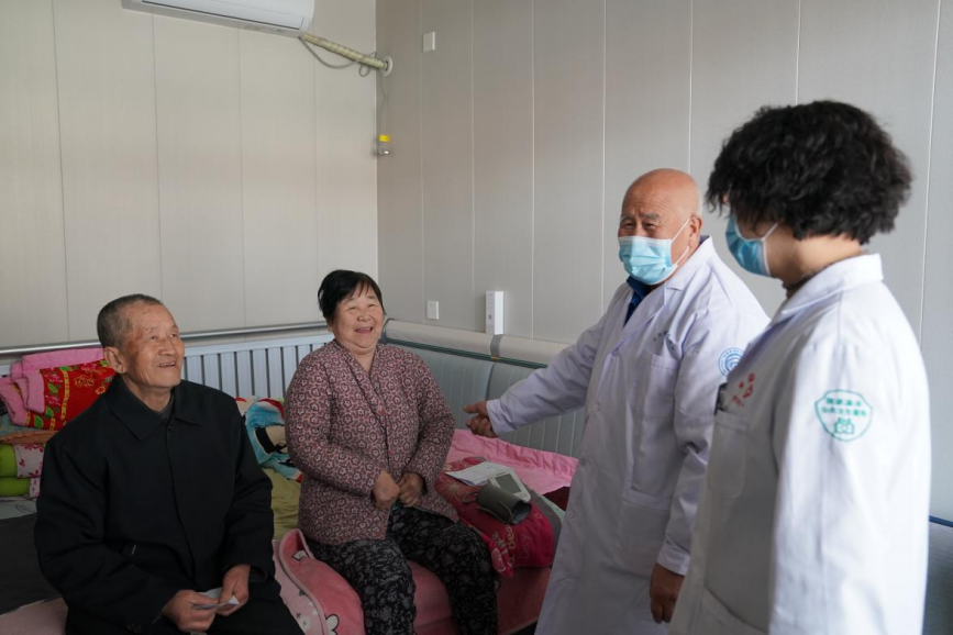 白沟新城许家场村家庭医生入户为老年人进行健康巡诊。 孙浩龙摄