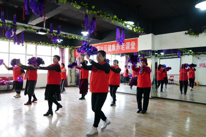 老人们在白沟新城爱尚社区养老中心跳舞。 孙浩龙摄