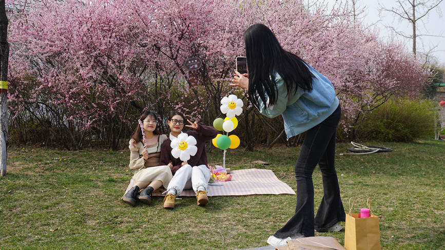 3月21日，石家庄正定園博園內的春日美景吸引市民前來踏青。 陳錕澤攝
