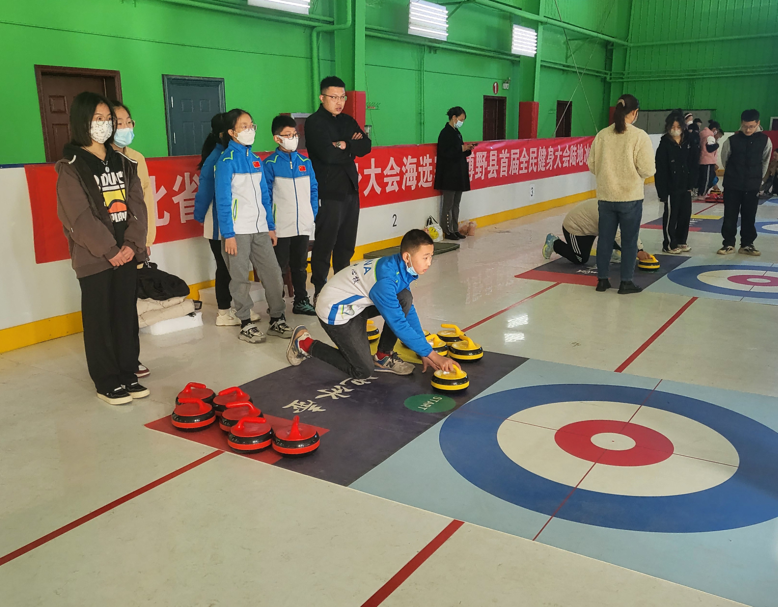 参赛选手认真瞄准投掷位置。 苏春霞摄