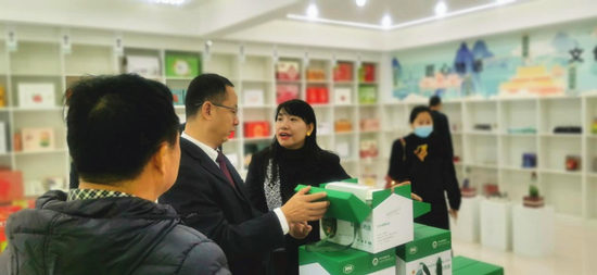 與會人員入館參觀考察。張岩攝