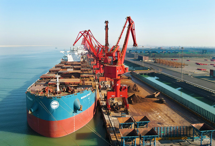 货轮靠泊在黄骅港综合港区杂货码头作业 坚持向海发展 建设现代化沿海经济强市