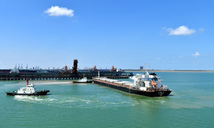 载满货物的货轮正驶离黄骅港煤炭港区 坚持向海发展 建设现代化沿海经济强市