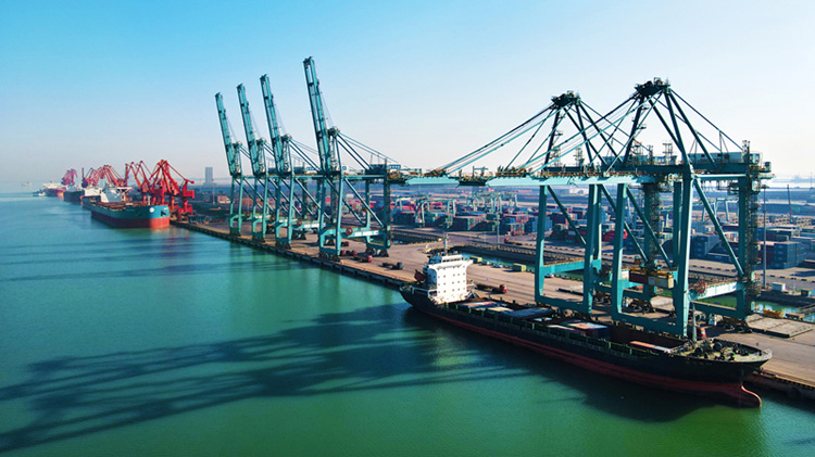  货轮靠泊在黄骅港综合港区集装箱码头作业坚持向海发展 建设现代化沿海经济强市