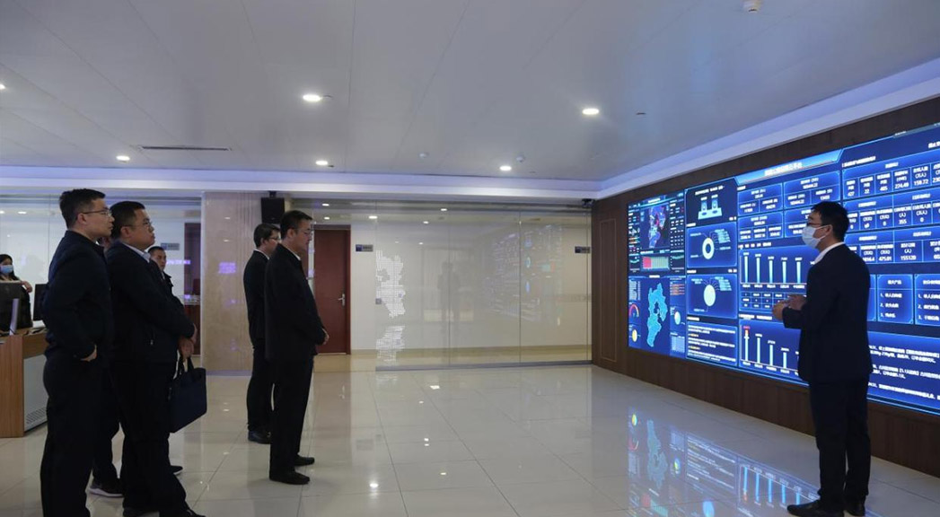 黨員同志們參觀參觀交投集團智慧高速管控中心。 史淑然攝