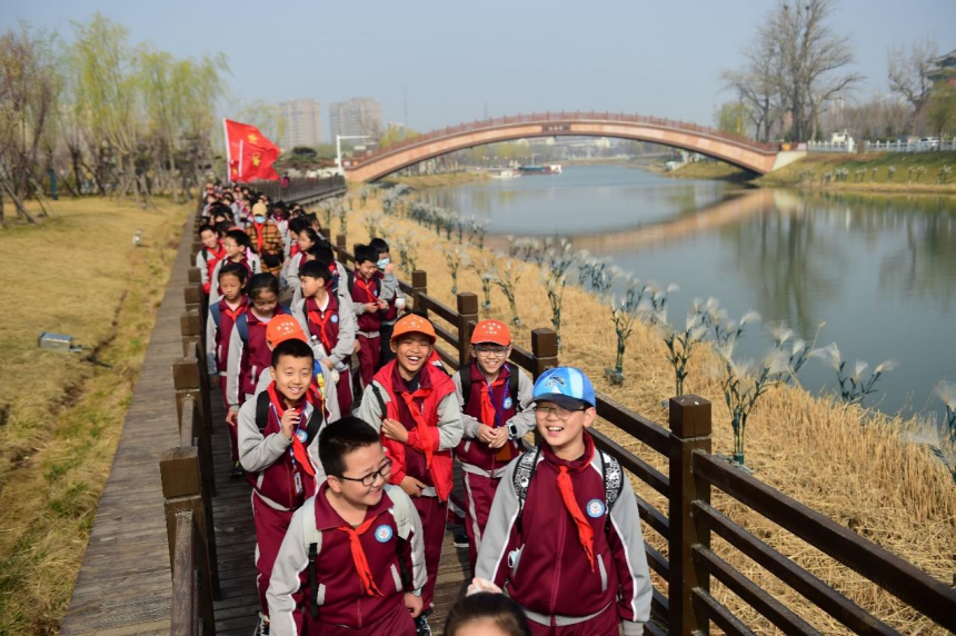 沧州车站小学的孩子们在运河参观古运河市区段。 傅新春摄