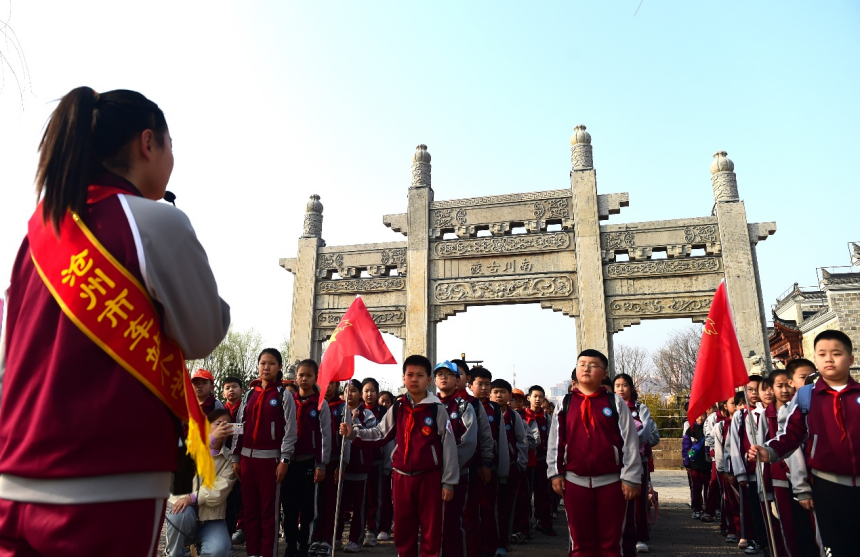 沧州车站小学的孩子在运河“南川古渡”牌坊前聆听古渡口故事。傅新春摄