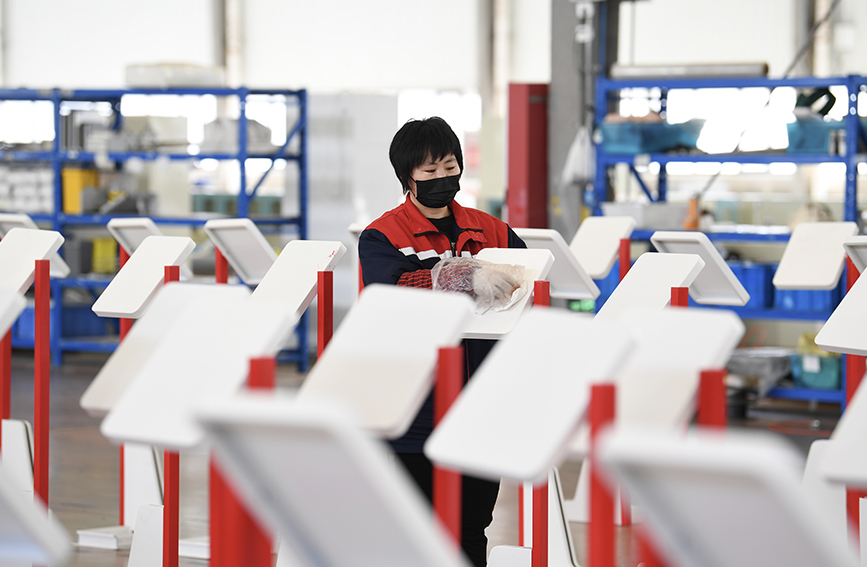 在位于乐亭经济开发区的北京京东科技（乐亭）有限公司，工人在擦拭整理组装完毕的医用器材。 刘江涛摄