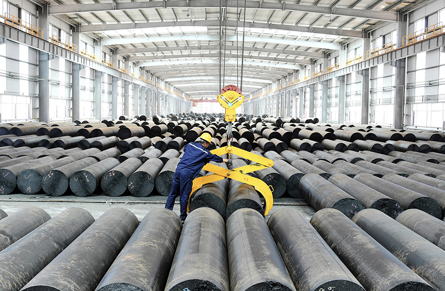 在位于乐亭经济开发区的唐山东日新能源材料有限公司，工人正在吊装生产出的超高功率石墨电极产品。 刘江涛摄