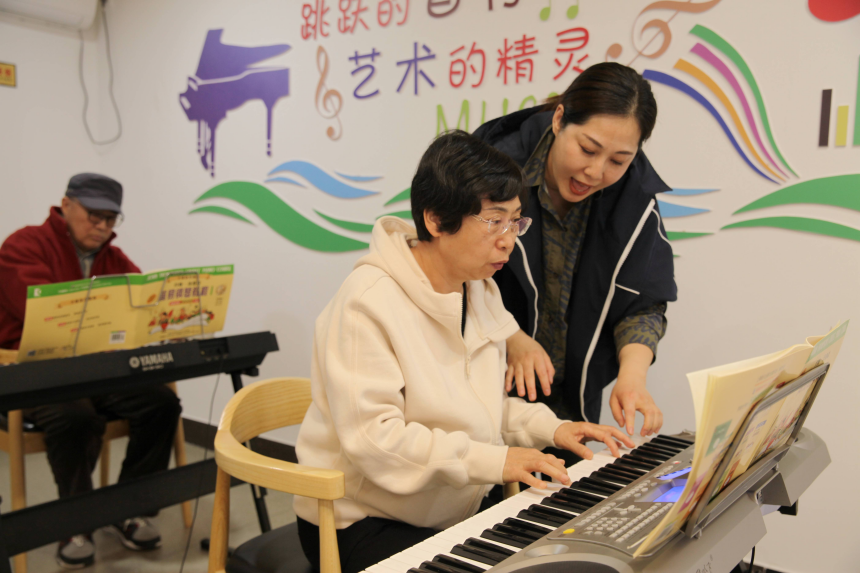 石家庄市桥西区仓北社区老年教育学校的老师正在指导学员练习电子琴。 张文静摄