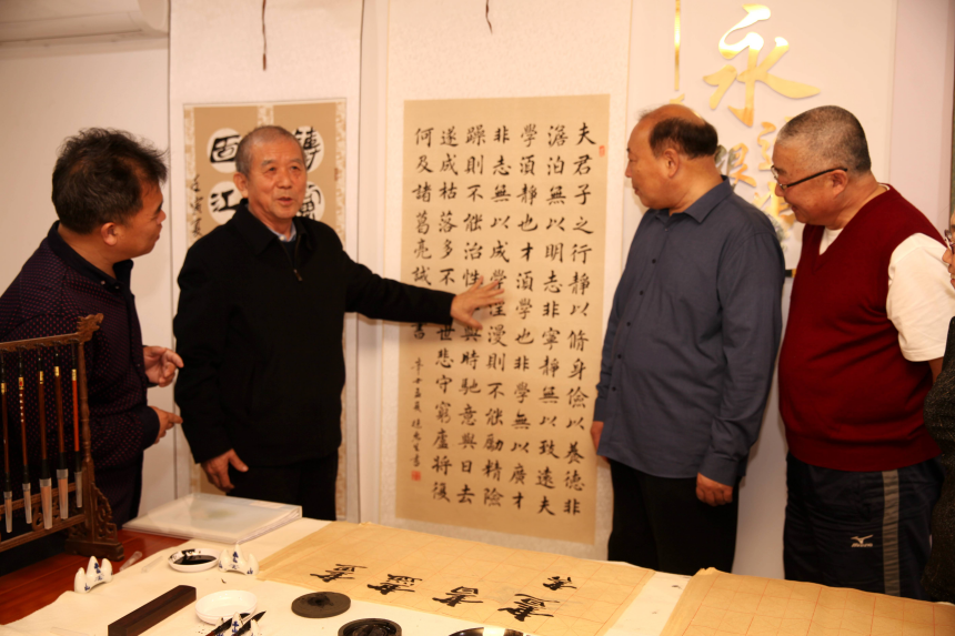 石家庄市桥西区仓北社区老年教育学校书法老师点评学员的作品。 张文静摄
