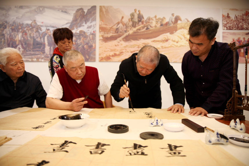 石家庄市桥西区仓北社区老年教育学校书法老师展示遒劲有力的毛笔字。 张文静摄