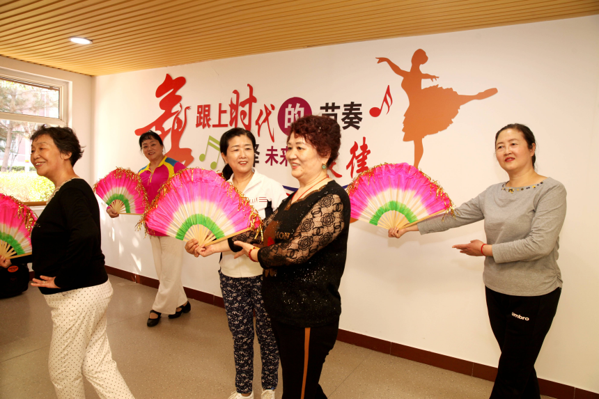 石家庄市桥西区仓北社区老年教育学校舞蹈班的学员排练喜庆欢快舞蹈。 张文静摄
