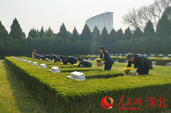 華北軍區烈士陵園干部職工開展清明節代祭掃活動。 人民網 楊文娟攝
