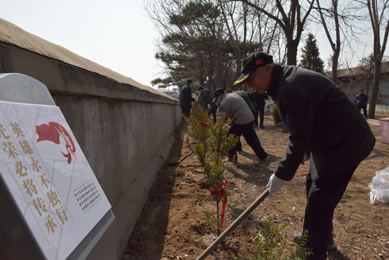 烈士及び義務植樹活動の現場を偲ぶ。リス摂