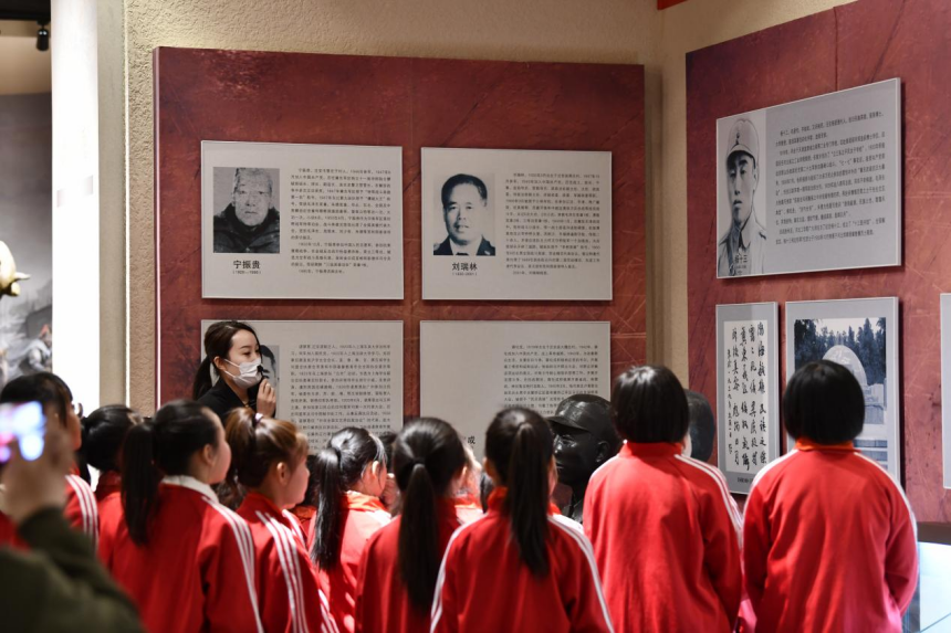 迁安市第四实验小学学生参观迁安市博物馆历史人物厅。 彭月娟摄