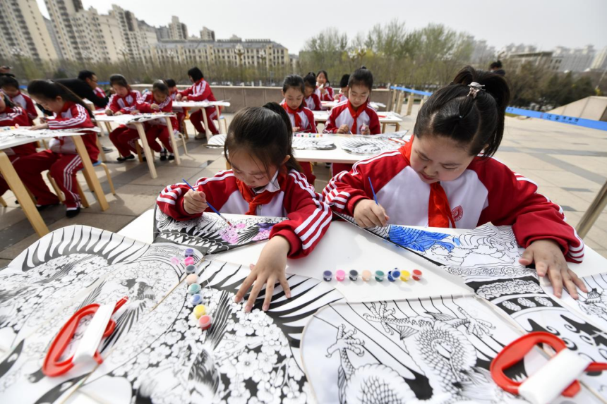 迁安市第四实验小学学生在迁安市博物馆绘制风筝。 梁玉水摄