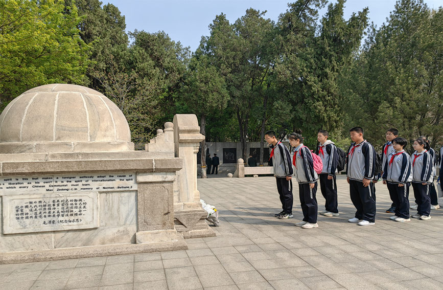 石家庄市第48中学师生代表来到华北军区烈士陵园，开展清明祭英烈活动。 杨悦梅摄